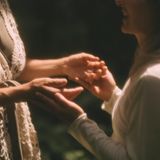 Zwei Frauen halten sich an den Händen