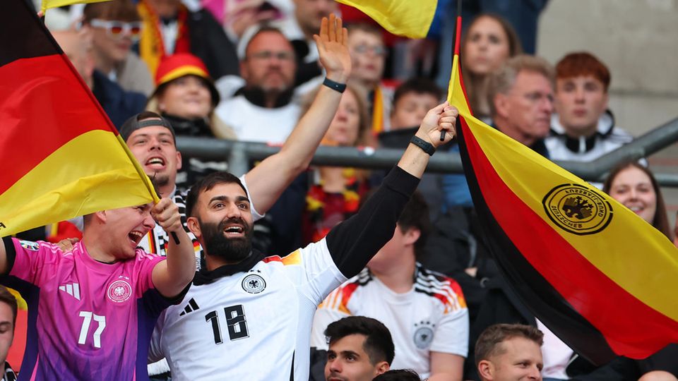 Deutsche Fans beim Testspiel zur Fußball-EM gegen die Ukraine