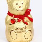 Am Ende gewann Lindt. Der Schweizer Süßwarenhersteller hat beim BGH einen Sieg errungen. Die Markenrechte des Gummibärchenherstellers Haribo werden durch den sogenannten Lindt-Teddy aus Schokolade nicht verletzt, urteilte das Gericht