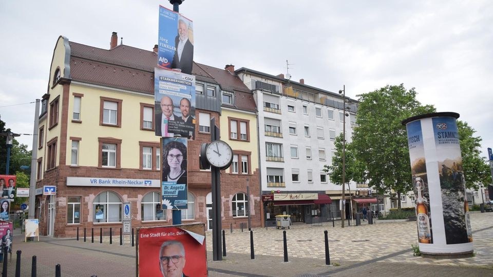 Mannheim: Wahlplakate verschiedener Parteien hängen an einem Laternenmasten