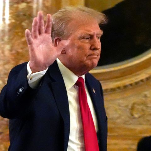 Ex-Präsident Donald Trump traf sich am Abend mit konservativen Unterstützern in seinem Anwesen Mar-a-Lago