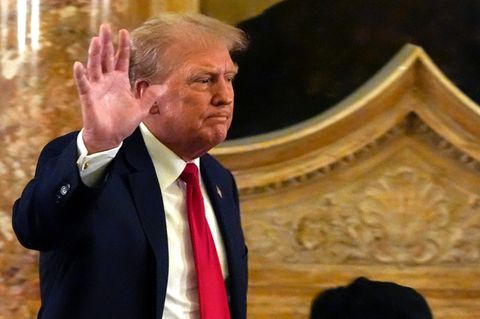 Ex-Präsident Donald Trump traf sich am Abend mit konservativen Unterstützern in seinem Anwesen Mar-a-Lago