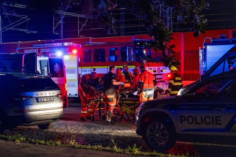 Zahlreiche Rettungskräfte kümmerten sich nach dem Zugunglück in Tschechien um die Verletzten