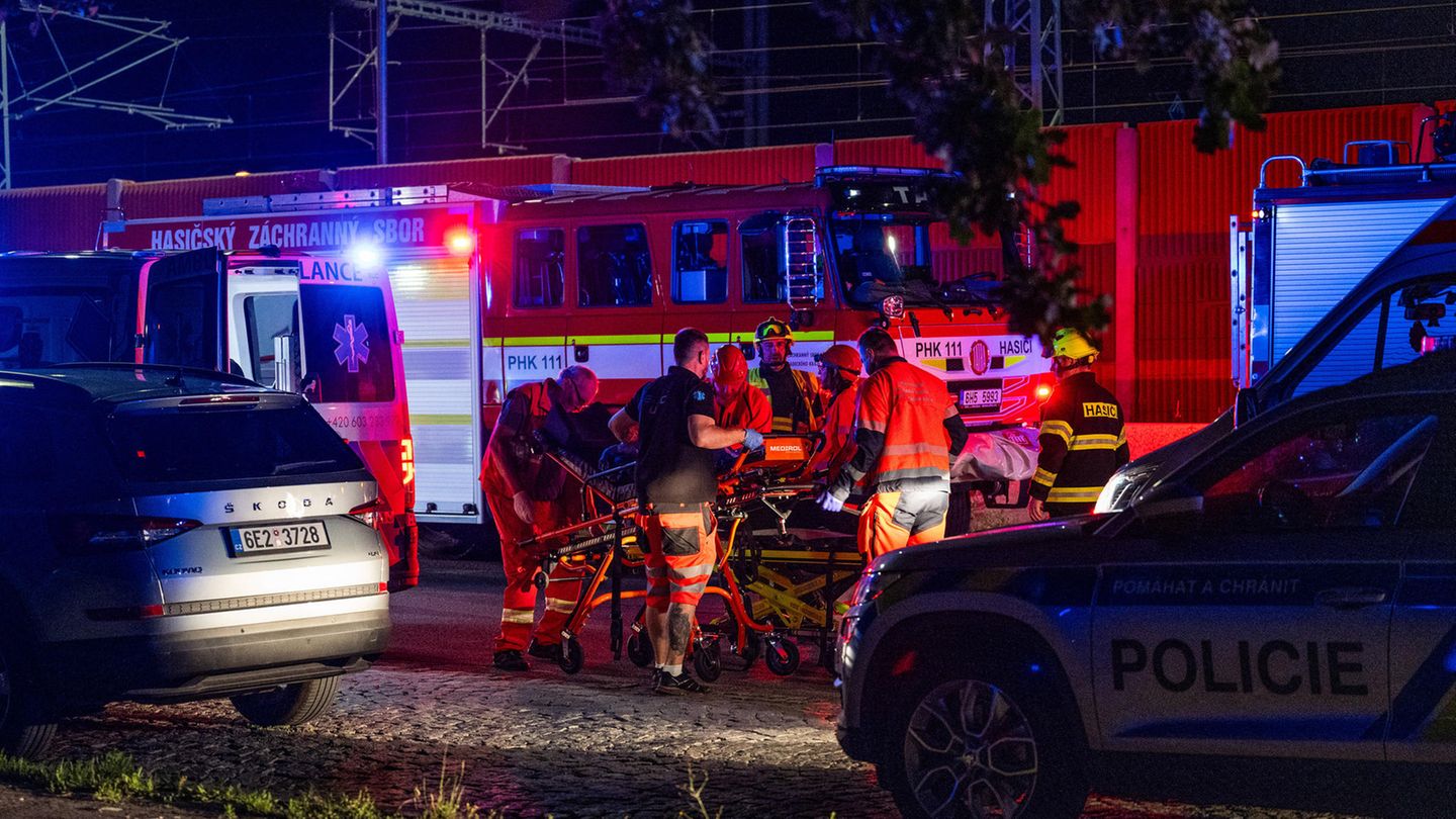 Zahlreiche Rettungskräfte kümmerten sich nach dem Zugunglück in Tschechien um die Verletzten