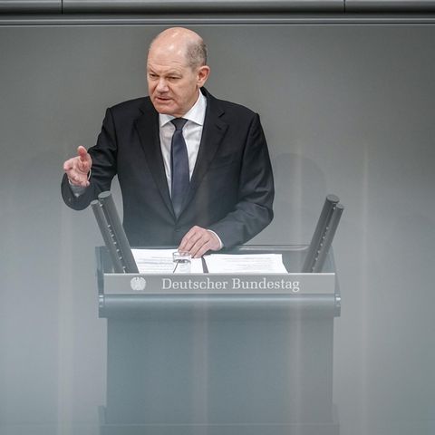 Bundeskanzler Olaf Scholz (SPD) gibt im Bundestag eine Regierungserklärung ab