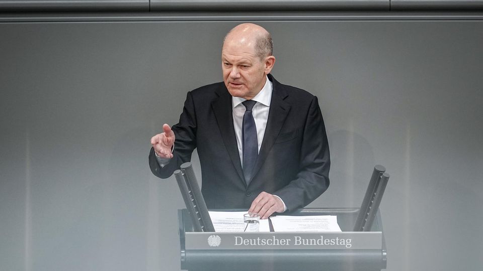 Bundeskanzler Olaf Scholz (SPD) gibt im Bundestag eine Regierungserklärung ab