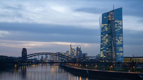 Die Europäische Zentralbank (EZB) ragt vor der Bankenskyline von Frankfurt in den abendlichen Himmel
