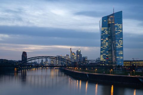 Die Europäische Zentralbank (EZB) ragt vor der Bankenskyline von Frankfurt in den abendlichen Himmel