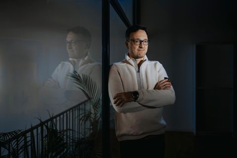 Axel Schmiegelow blickt mit verschränkten Armen in die Kamera