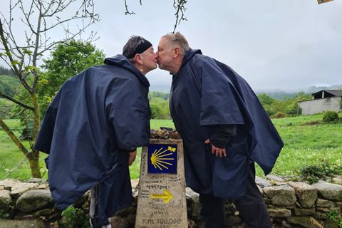 Reiner und Iris küssen sich bei einer Wanderung auf dem Jakobsweg