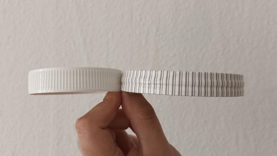 "Nicht auf einmal essen": Links der Deckel eines Nutella-Glases, rechts der eines Nutella-Eises. Links der Deckel eines Nutella-Glases, rechts der eines Nutella-Eises.