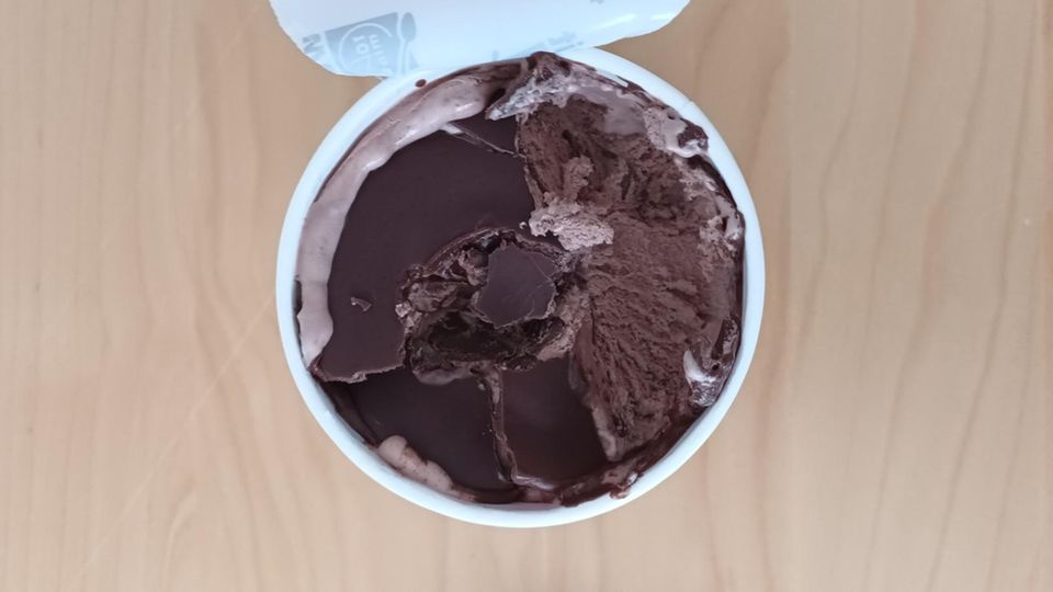 "Nicht auf einmal essen": Nachdem die Schicht aus Schokolade durchstoßen ist, bietet sich ein recht wilder Anblick aus Eis verschiedener Farben und Texturen. Nachdem die Schicht aus Schokolade durchstoßen ist, bietet sich ein recht wilder Anblick aus Eis verschiedener Farben und Texturen.