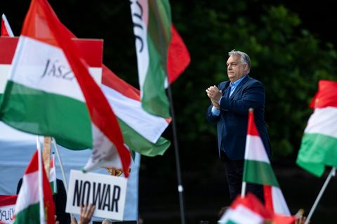 Ein Foto von Viktor Orbán vor ungarischen Flaggen