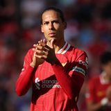 Virgil van Dijk, Holland, FC Liverpool, 32 Jahre alt, war viele Jahre der Verteidiger von Jürgen Klopp und ist Kapitän der Reds und der Holländer. Er ist der geborene Anführer