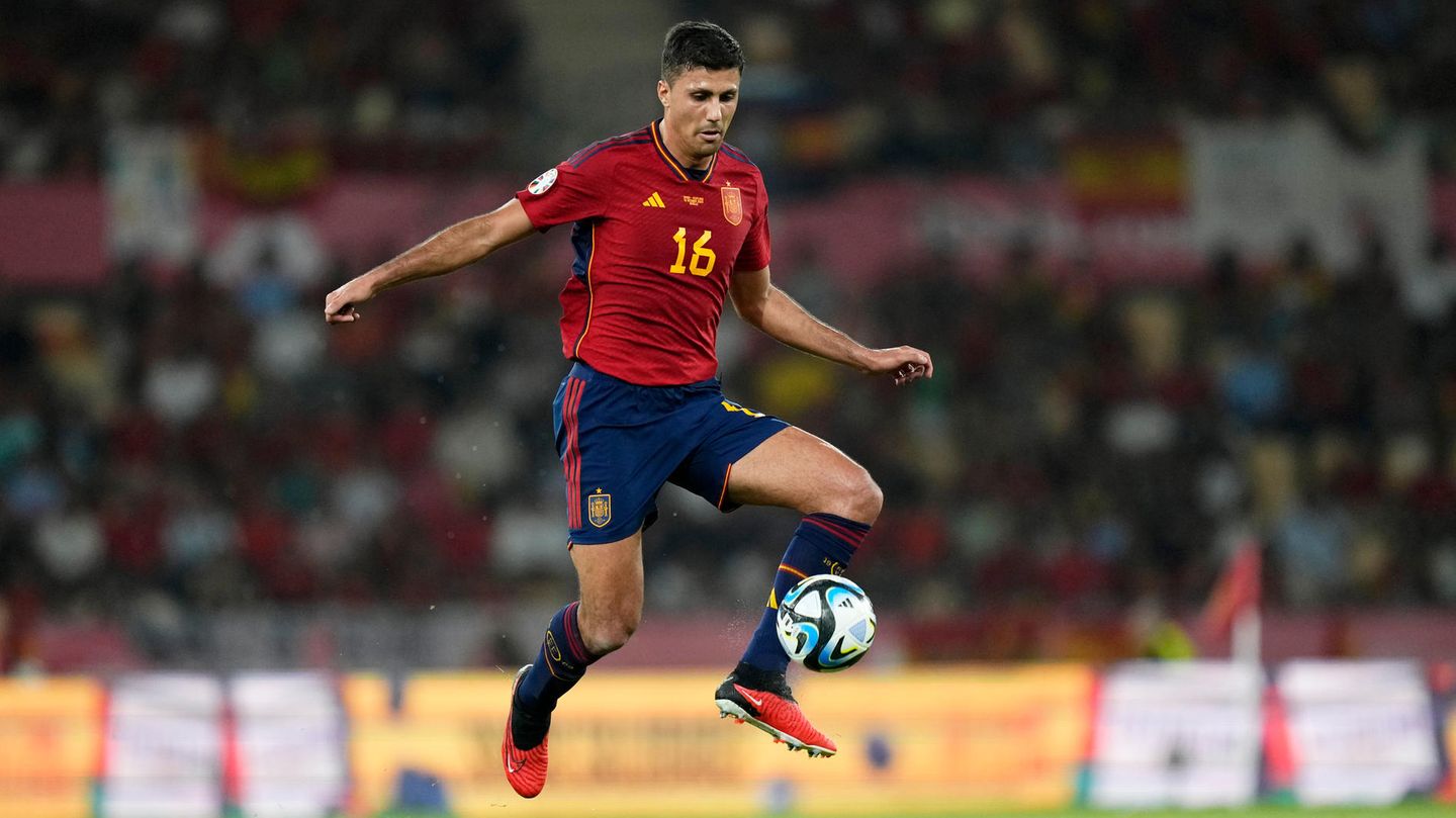 Rodri, Spanien, Manchester City, 27 Jahre alt, hat die Sechserposition unter Pep Guardiola auf das nächste Level gehoben