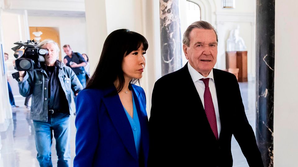Gerhard Schröder war mit seiner Ehefrau Soyeon Schröder-Kim persönlich vor Gericht erschienen