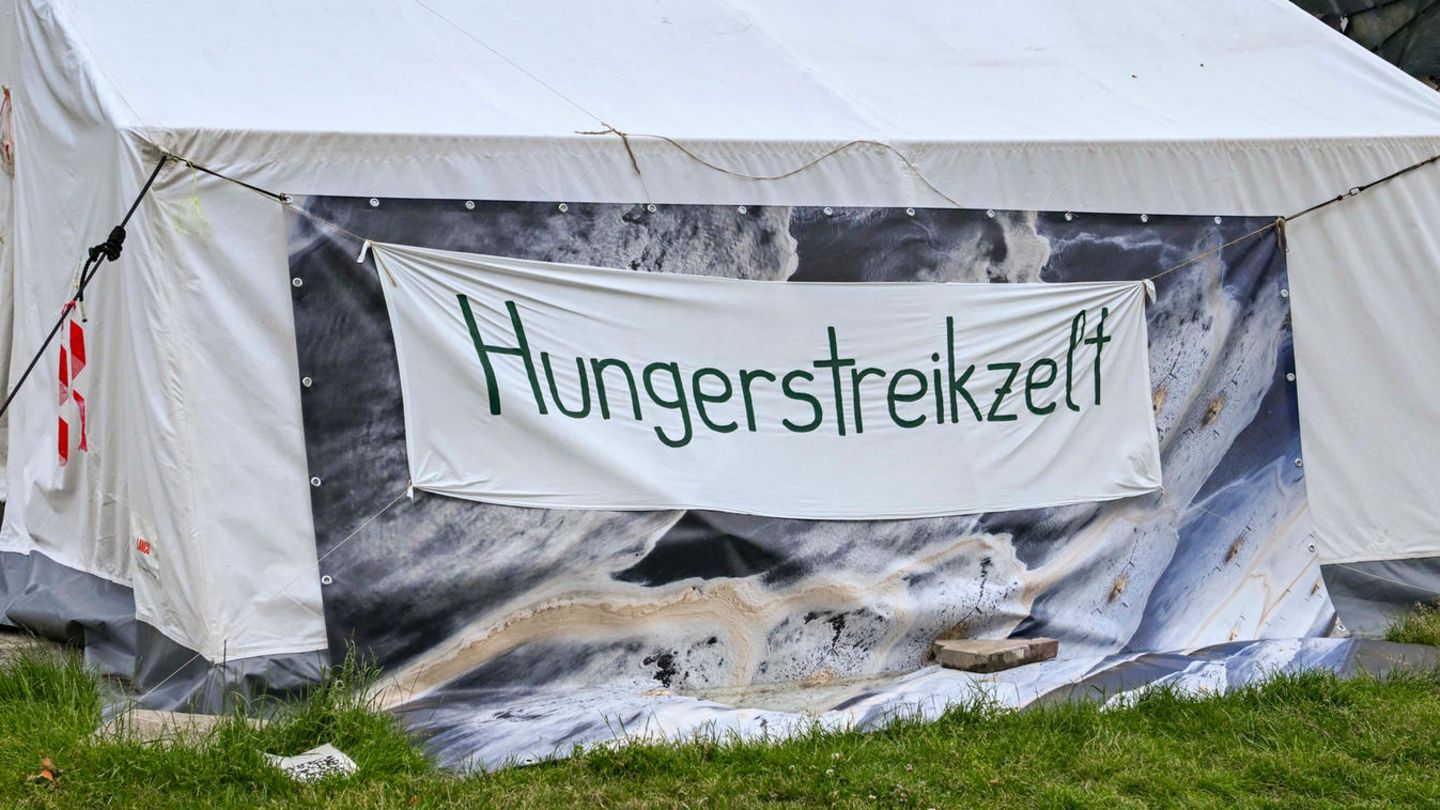 An einem Zelt im Invalidenpark hängt ein Banner mit der Aufschrift "Hungerstreik"
