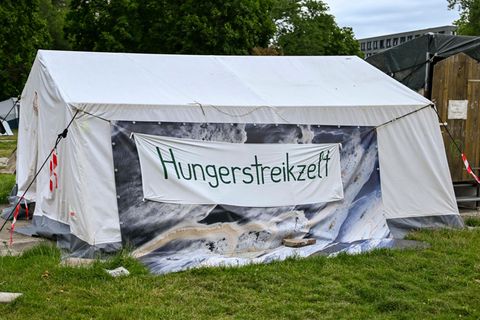 An einem Zelt im Invalidenpark hängt ein Banner mit der Aufschrift "Hungerstreik"
