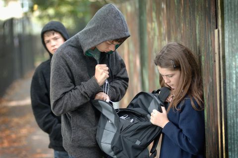 Mobbing Ein Mädchen wird von zwei jungen bedrängt und bestohlen