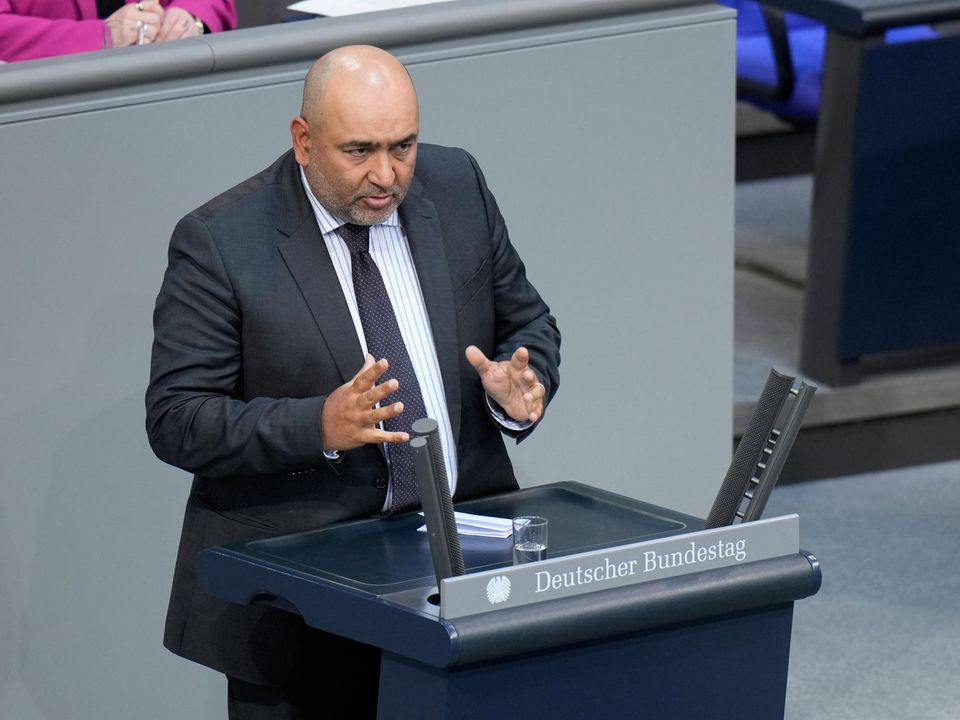 Grünen-Chef Omid Nouripour spricht in der Bundestagsdebatte über Abschiebungen islamistischer Straftäter