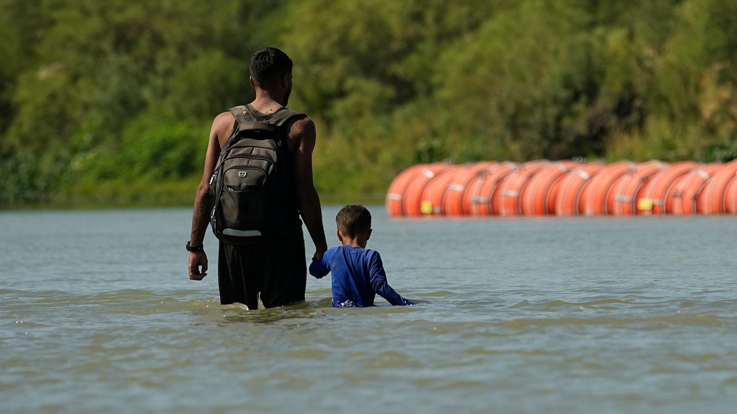 Migranten Eagle Pass Flüchtende im Rio Grande