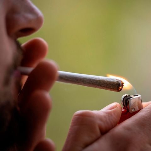 Cannabis: Ein Mann zündet sich einen Joint an