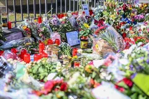 Blumen und Kerzen am Mannheimer Marktplatz in Tatortnähe