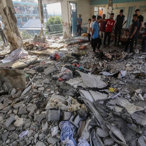 Palästinenser begutachten die Schäden nach einem israelischen Angriff auf eine Schule im Gazastreifen