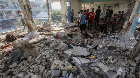 Palästinenser begutachten die Schäden nach einem israelischen Angriff auf eine Schule im Gazastreifen