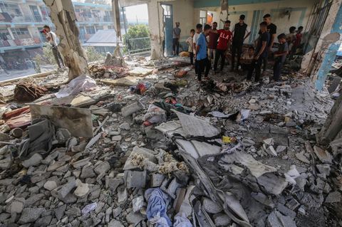 Palästinenser begutachten die Schäden nach einem israelischen Angriff auf eine Schule im Gazastreifen