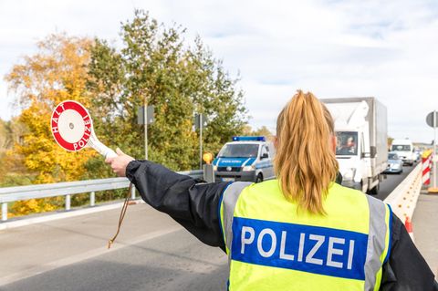 Eine Polizistin führt eine Grenzkontrolle durch