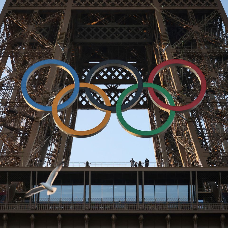 Paris, Frankreich. Sieben Wochen vor dem Beginn der Olympischen Spiele prangen am Eiffelturm die Olympischen Ringe. Die Ringe, die sinnbildlich für die fünf Kontinente stehen sollen, wurden vollständig aus recyceltem französischem Stahl gefertigt. Vor allem die Beachvolleyball-Teams und -Zuschauer werden sich an diesem Anblick erfreuen können.