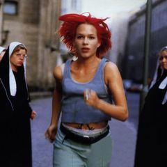 Lola Rennt: Schauspielerin Franka Potente mit rot gefärbten Haaren rennt vor einer Gruppe Nonnen davon
