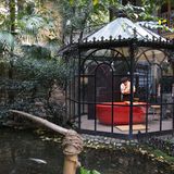 Messestand mit roter Badewanne von Kaldewei