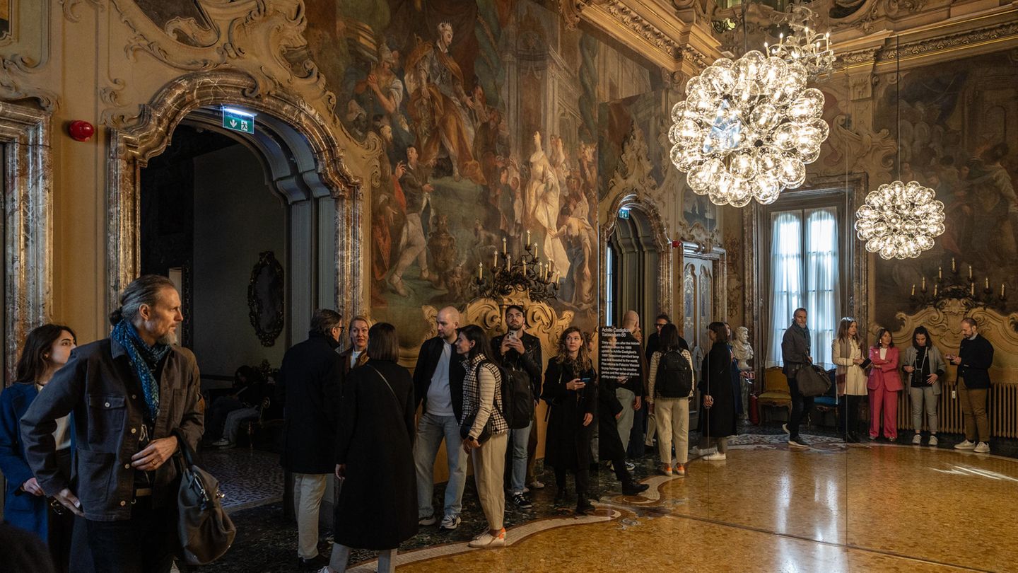 Installation Flos bei der Mailänder Möbelmesse