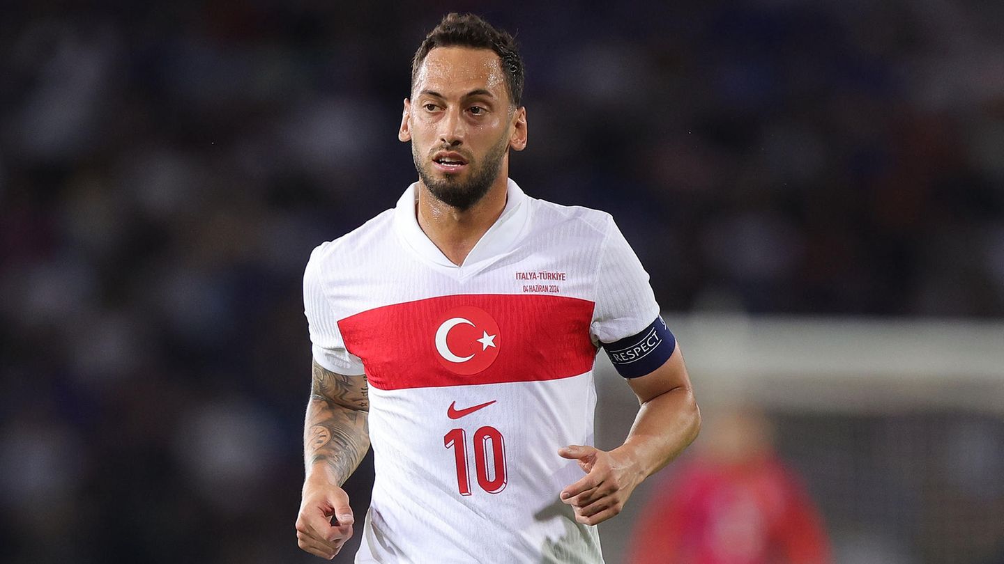 Hakan Calhanoglu, Türkei, Inter Mailand, 30 Jahre alt, hat einen der stärksten rechten Füße der Welt, ist der Star der türkischen Mannschaft und ihr Kapitän