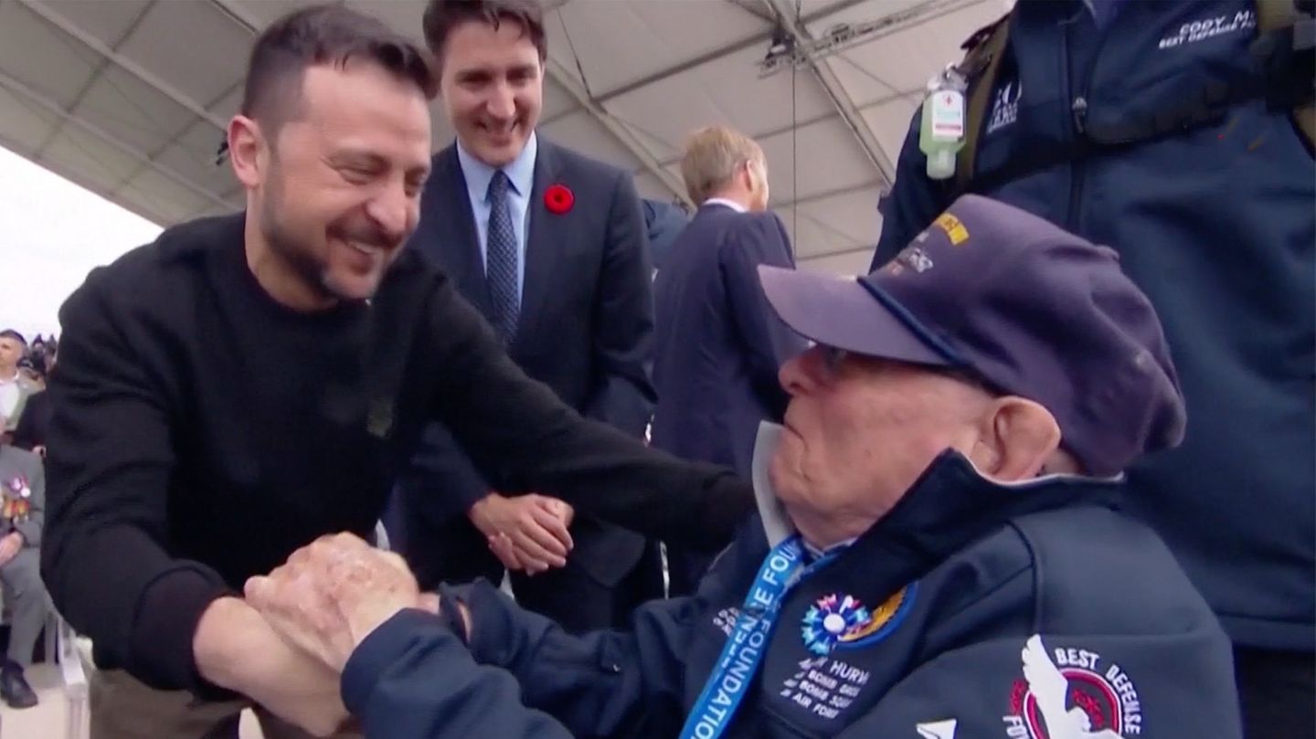 Selenskyj on D-Day visit – World War veteran honors Ukraine president