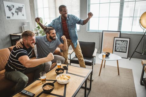 Kabelfernsehen ab Juli - Freunde schauen zusammen Fußball