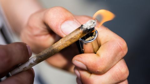 Ein Joint wird angezündet. Der Wirkstoff von Cannabis ist THC