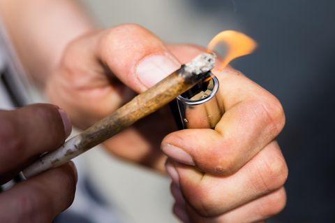 Ein Joint wird angezündet. Der Wirkstoff von Cannabis ist THC