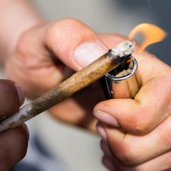 Ein Joint wird angezündet. Der Wirkstoff von Cannabis ist THC