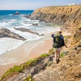 Frau wandert in Portugal
