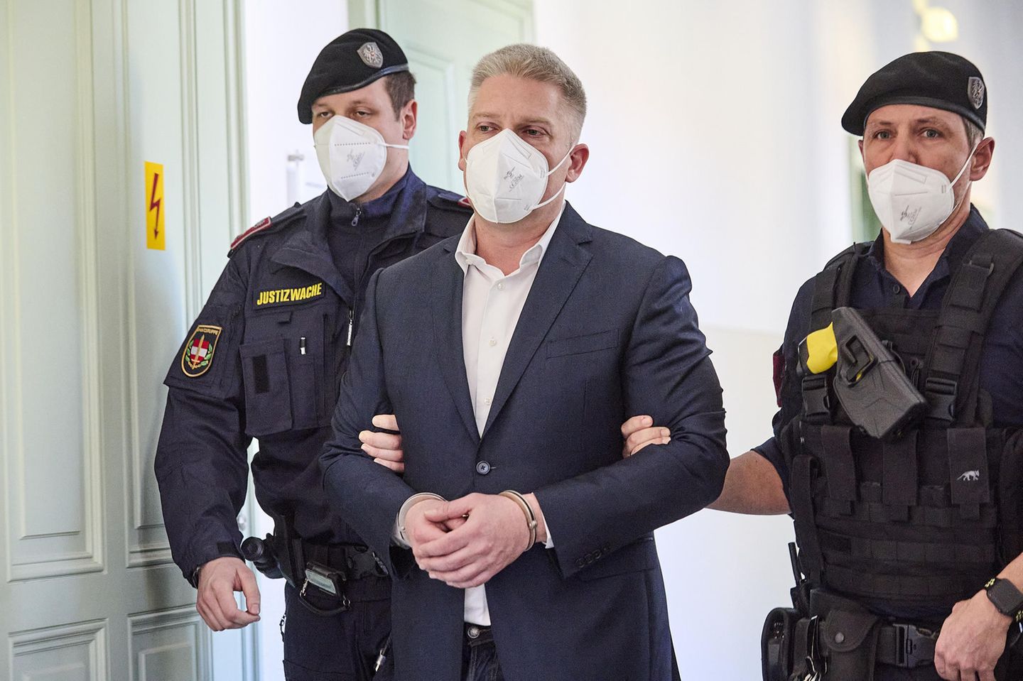 Ex-AfD-Chefin, Haider-Vertraute und "Ibiza-Filmer" Julian Hessenthaler: Julian Hessenthaler, 43, ist der Urheber des "Ibiza-Videos", über das der frühere Vizekanzler heinz Christian Strache stürzte – und damit die Koalition mit der ÖVP des Sebastian Kurz. Der Zeuge im Wiener Theater-Prozess wurde im Nachgang der Ibiza-Affäre in einem rechtsstaatlich fragwürdigen Verfahren zu einer langen Gefängnisstrafe verurteilt Julian Hessenthaler, 43, ist der Urheber des "Ibiza-Videos", über das der frühere Vizekanzler heinz Christian Strache stürzte – und damit die Koalition mit der ÖVP des Sebastian Kurz. Der Zeuge im Wiener Theater-Prozess wurde im Nachgang der Ibiza-Affäre in einem rechtsstaatlich fragwürdigen Verfahren zu einer langen Gefängnisstrafe verurteilt