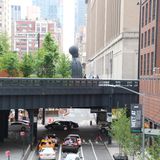 Kunstwerke wie diese Statue stehen in unregelmäßigen Abständen auf der High Line