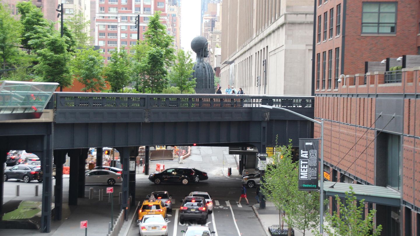 Kunstwerke wie diese Statue stehen in unregelmäßigen Abständen auf der High Line