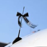 Ein Trauerflor an einem Streifenwagen der Polizei 