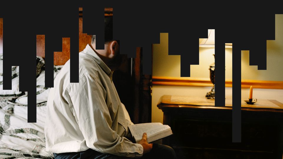 J in seinem Wohnzimmer, sein Kopf ist von schwarzen Balken bedeckt