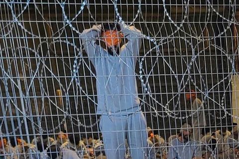 Ein in Sde Teiman festgehaltener Palästinenser, dessen Augen verbunden wurden. Menschenrechtler kritisieren die Bedingungen im Lager.