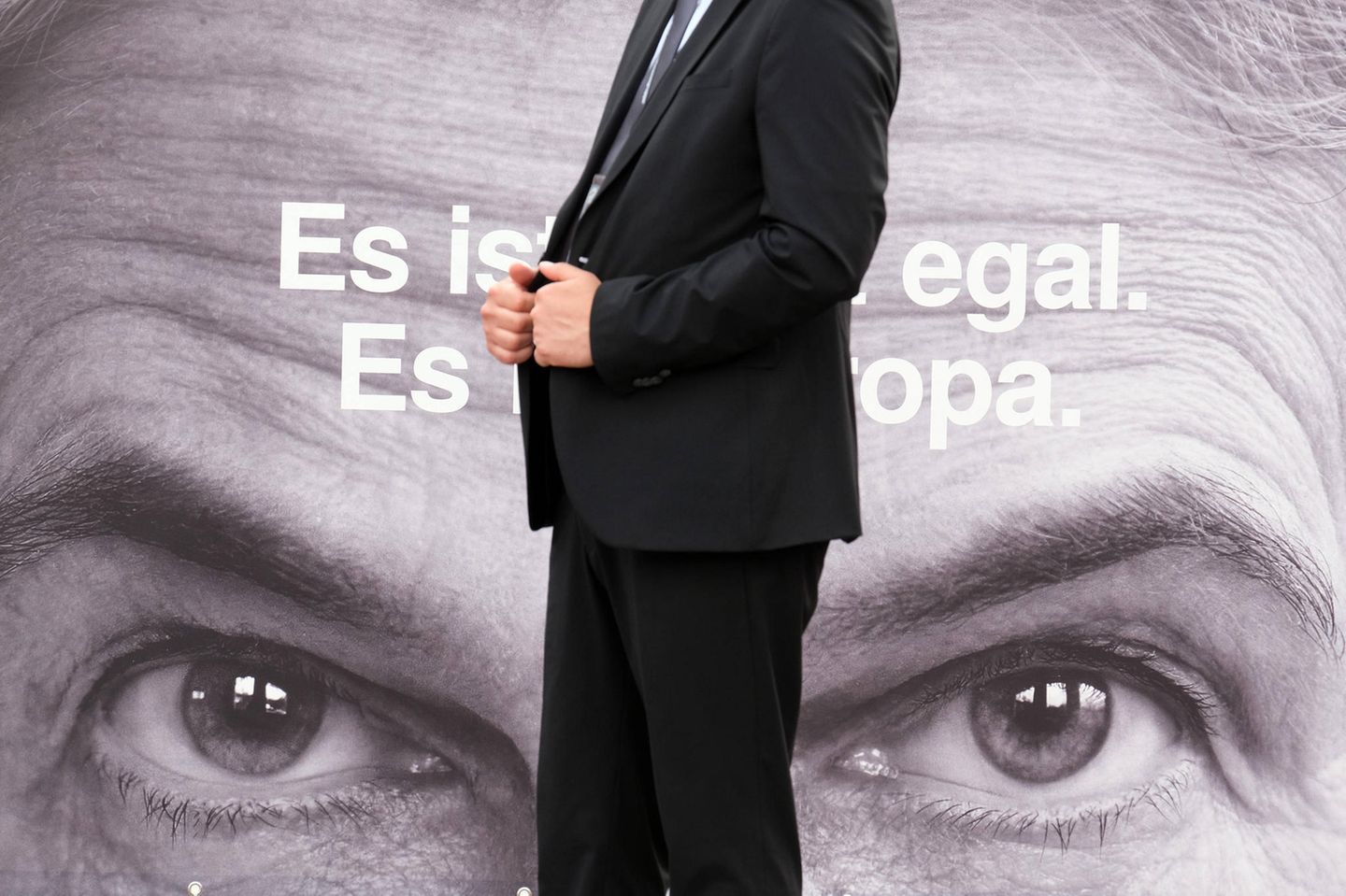 Wahlplakate in der Stilkritik: Streitbar in Europa: die Augenbrauen von Strack-Zimmermann – verfangen sie auch bei der Wählerschaft? Streitbar in Europa: die Augenbrauen von Strack-Zimmermann