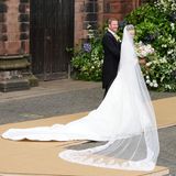 Olivia Henson wird von ihrem Vater zum Altar geführt